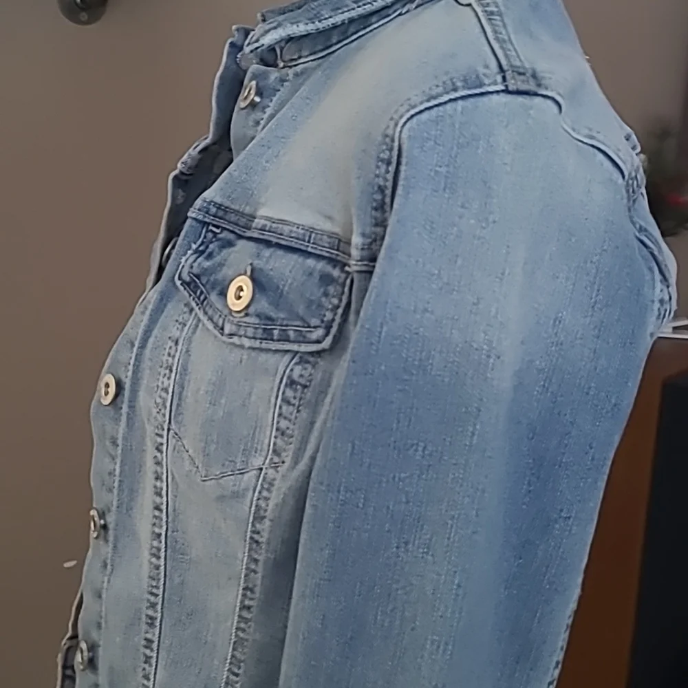 Cropped Jean Jacket - Picture 5 of 7